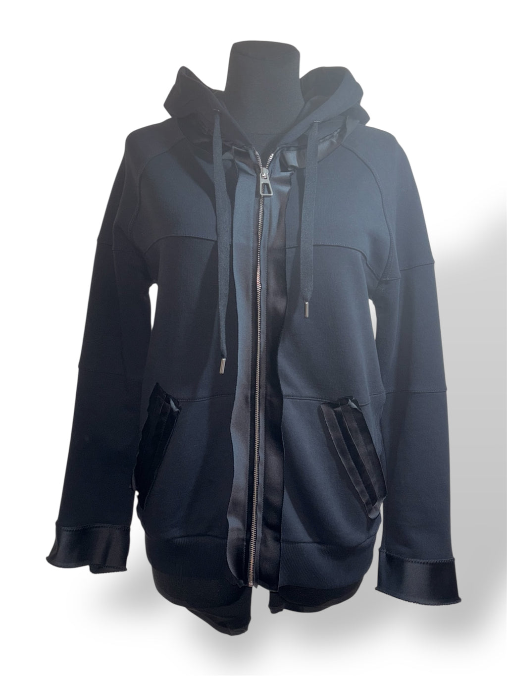 Sudadera de Lujo AZ Factory con Capucha y Detalles Satinados