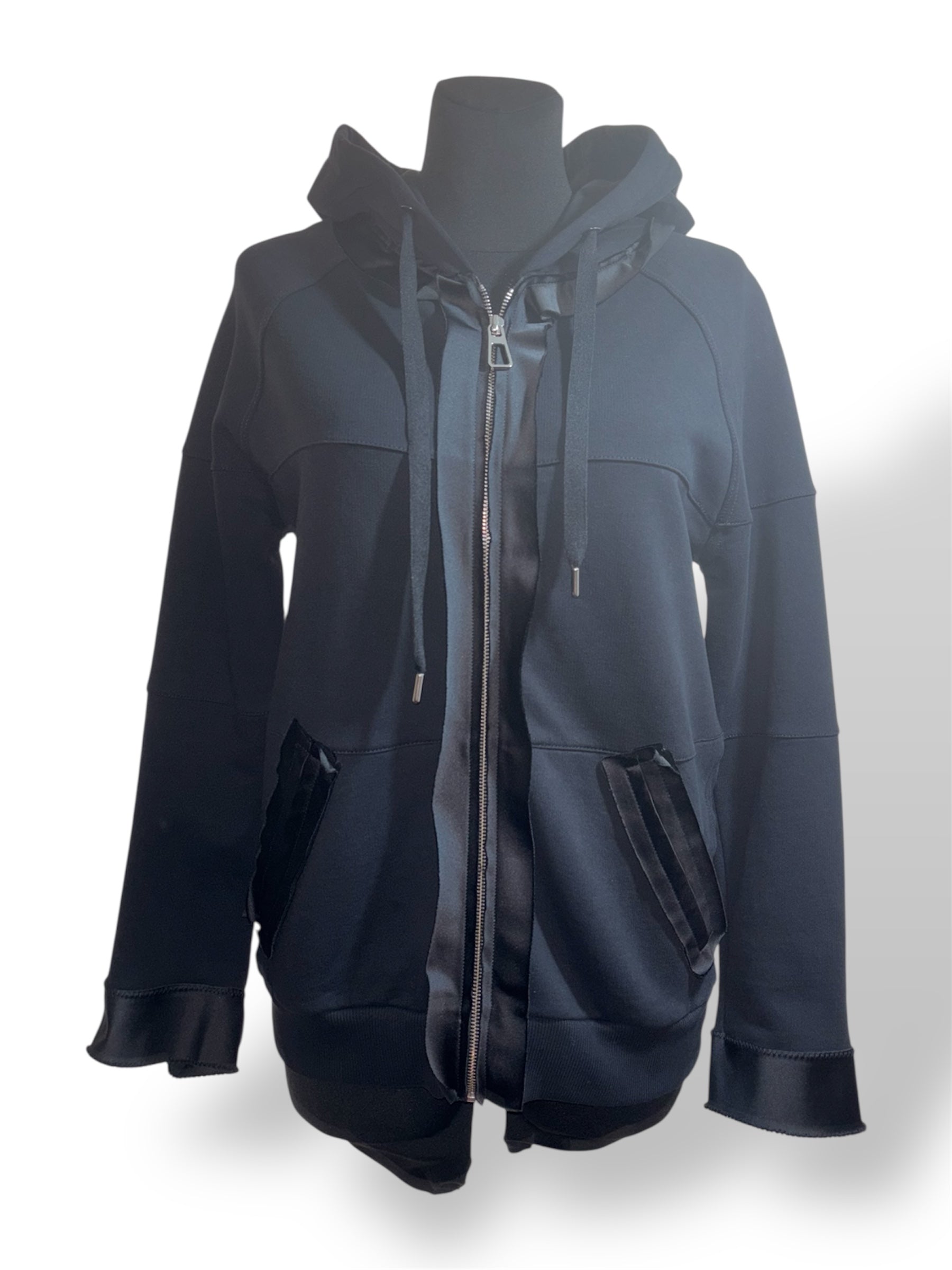 Sudadera de Lujo AZ Factory con Capucha y Detalles Satinados