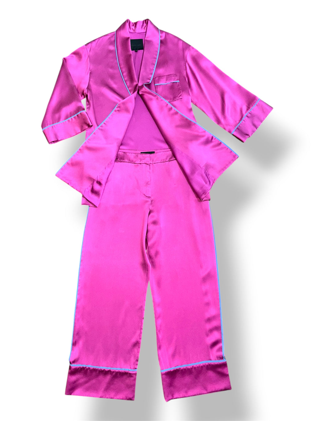 Conjunto de Adriana Iglesias de seda fucsia