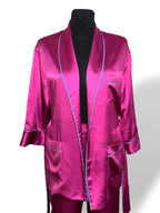 Conjunto de Adriana Iglesias de seda fucsia