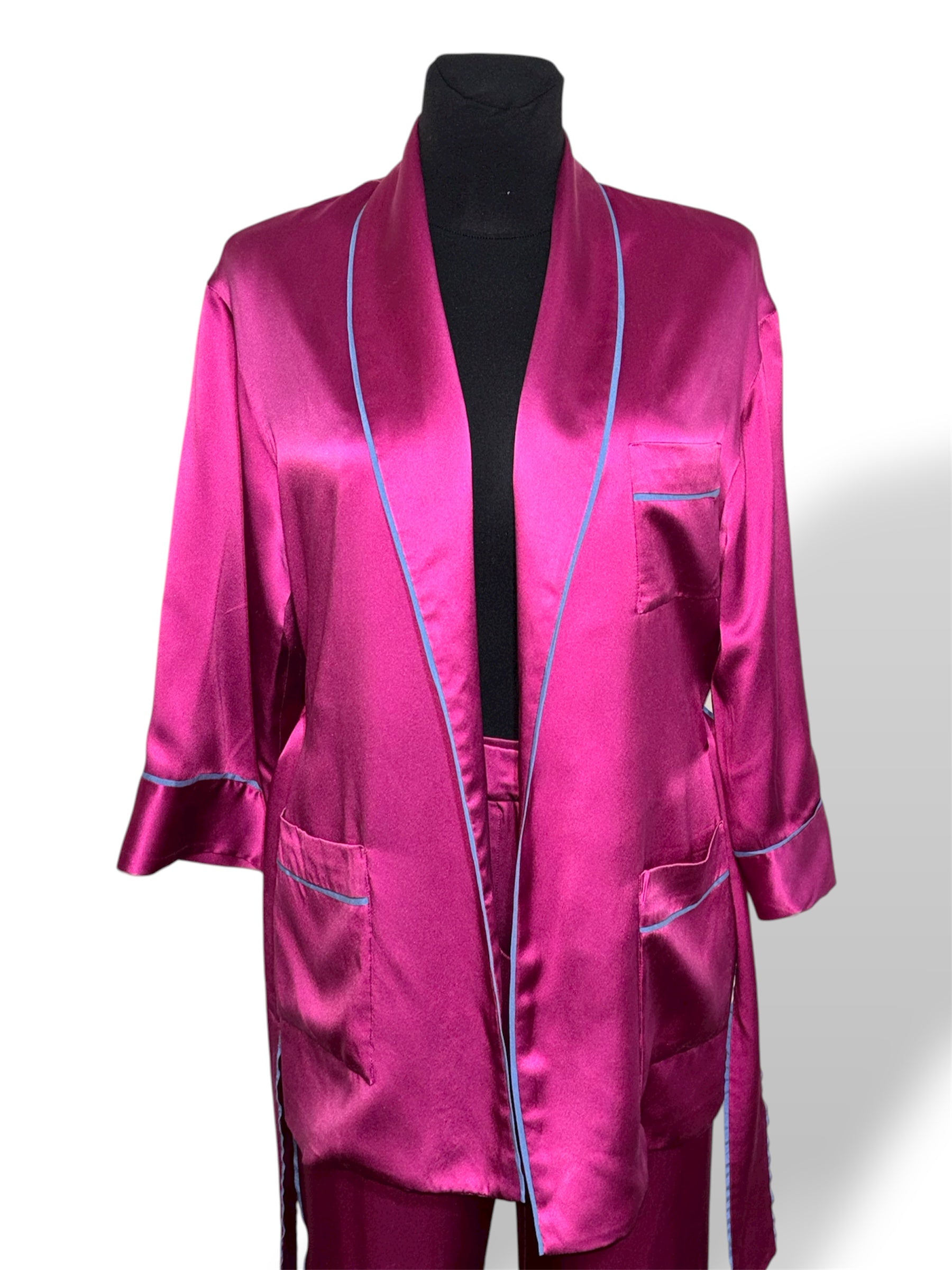 Conjunto de Adriana Iglesias de seda fucsia