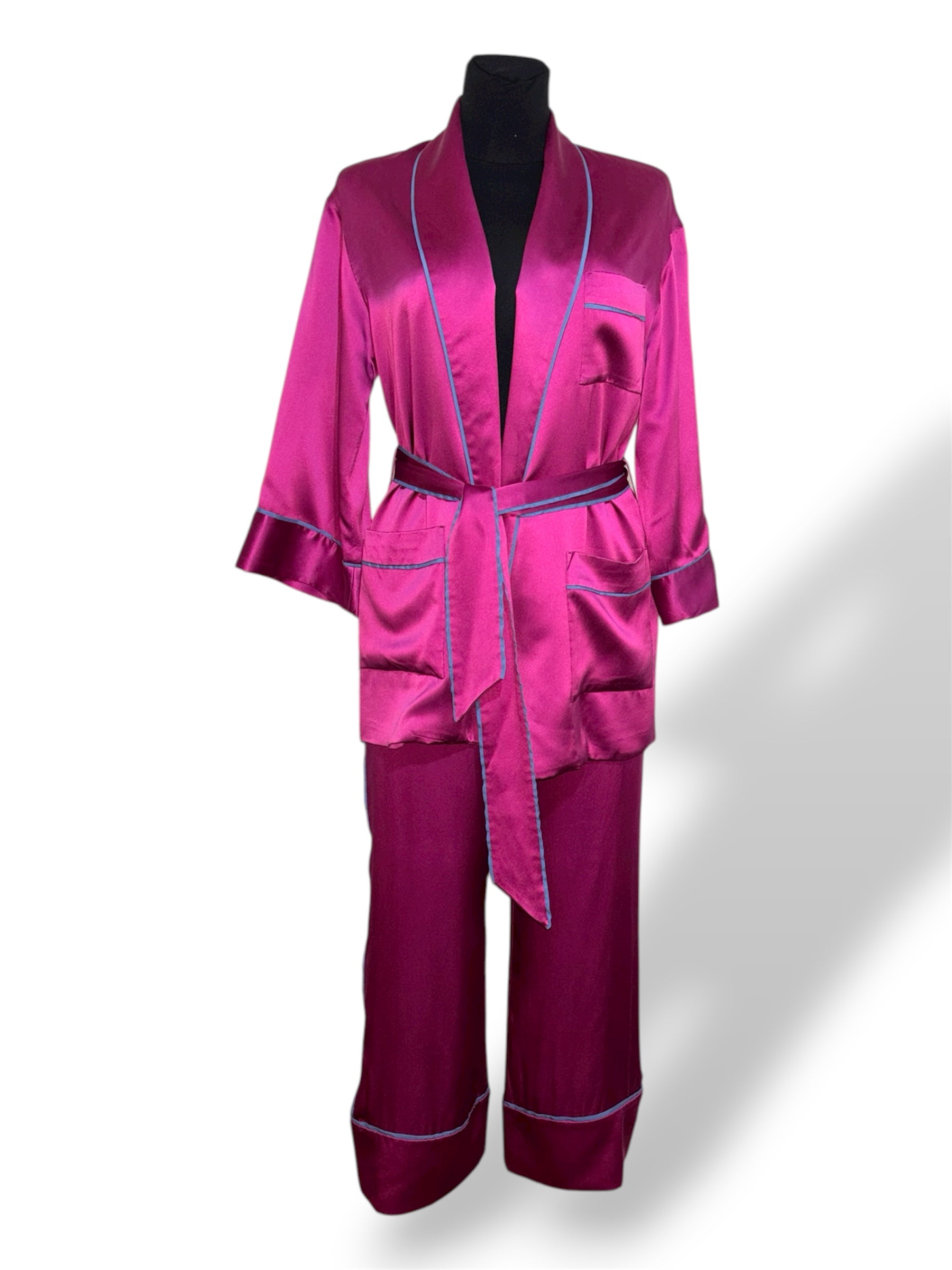 Conjunto de Adriana Iglesias de seda fucsia