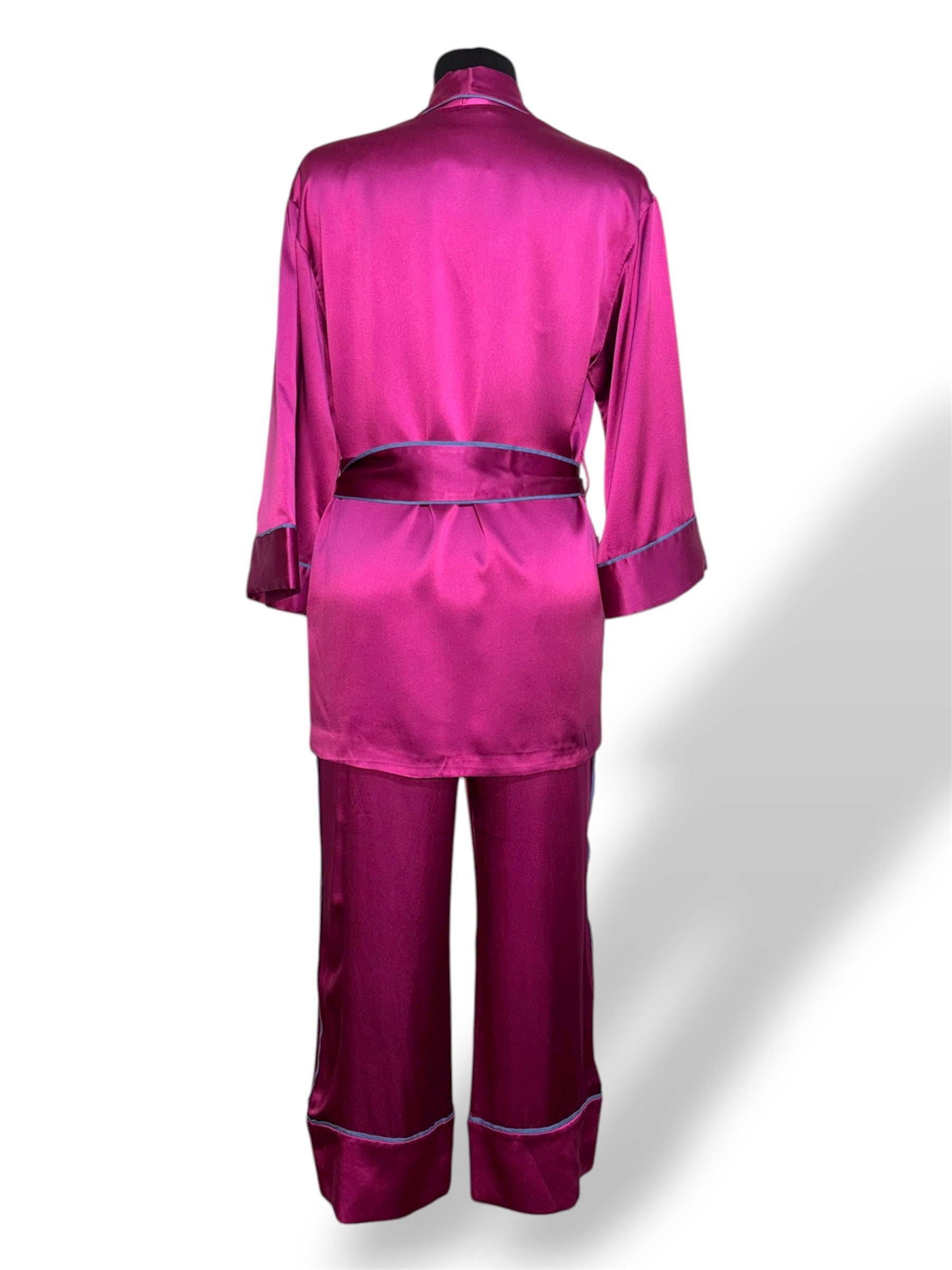 Conjunto de Adriana Iglesias de seda fucsia