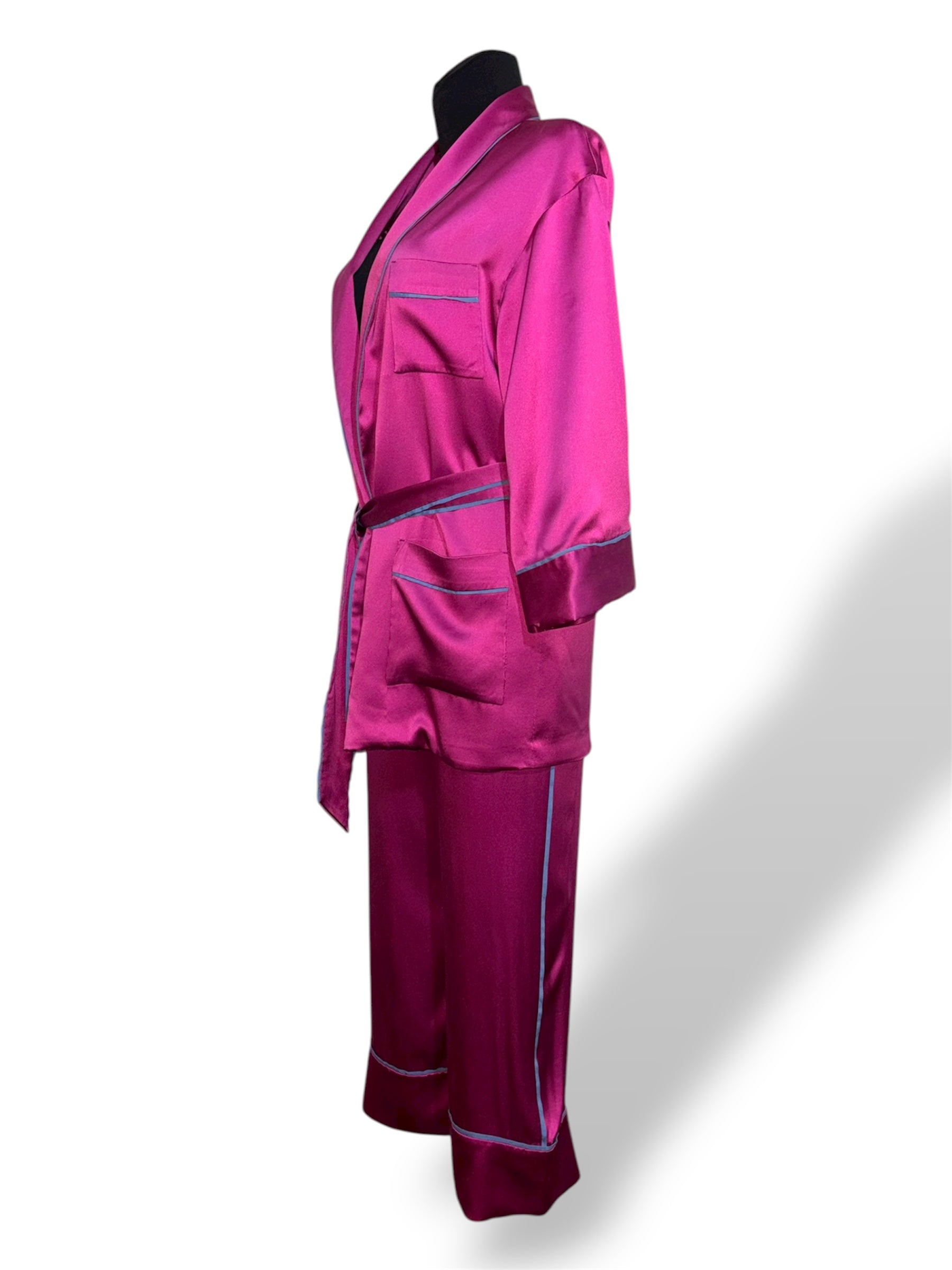 Conjunto de Adriana Iglesias de seda fucsia