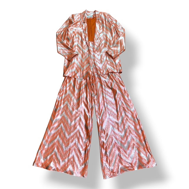 Traje de Adriana Iglesias de seda naranja y lurex