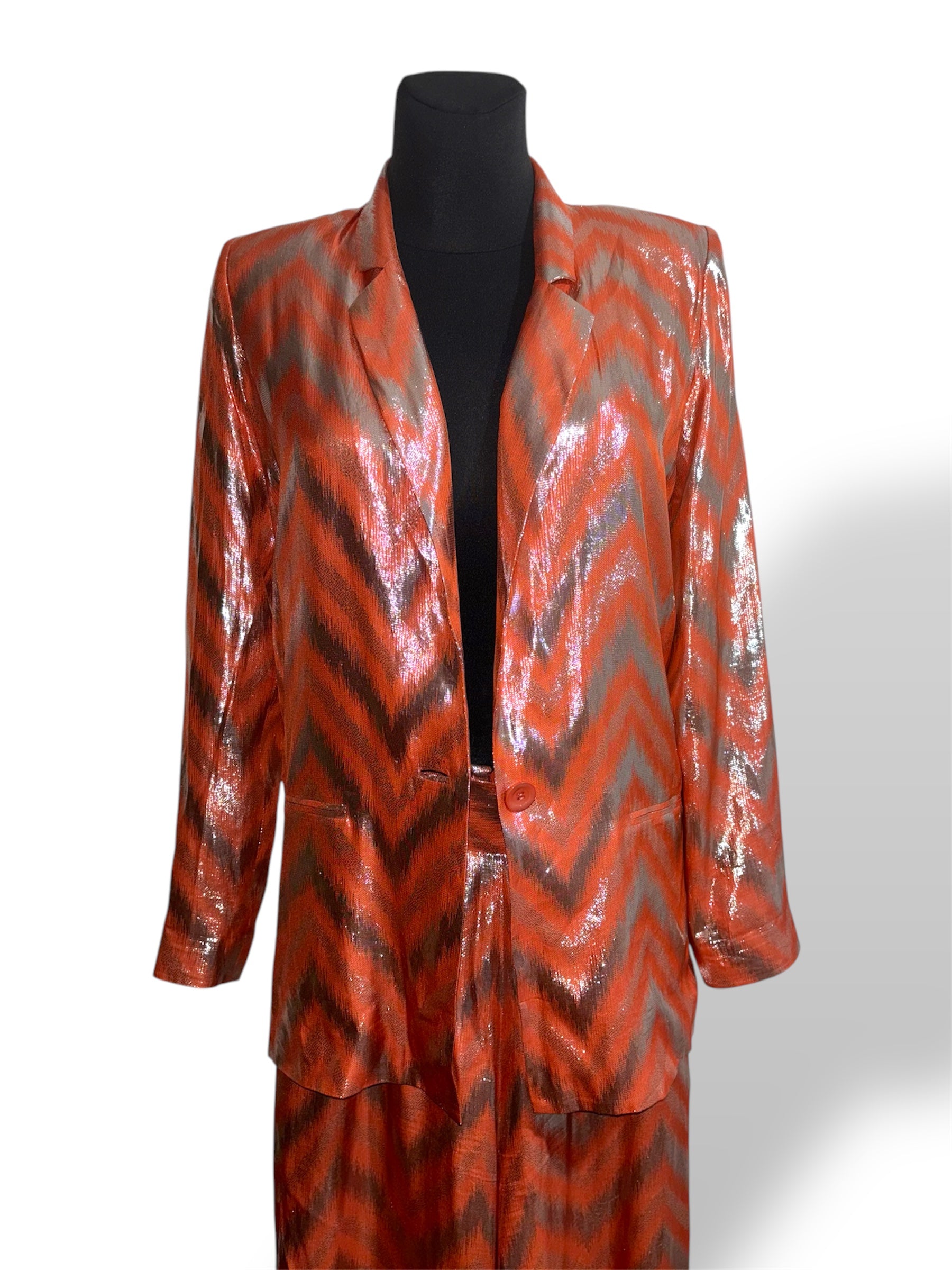 Traje de Adriana Iglesias de seda naranja y lurex