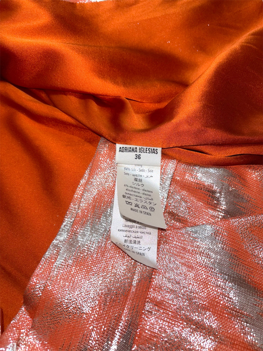 Traje de Adriana Iglesias de seda naranja y lurex
