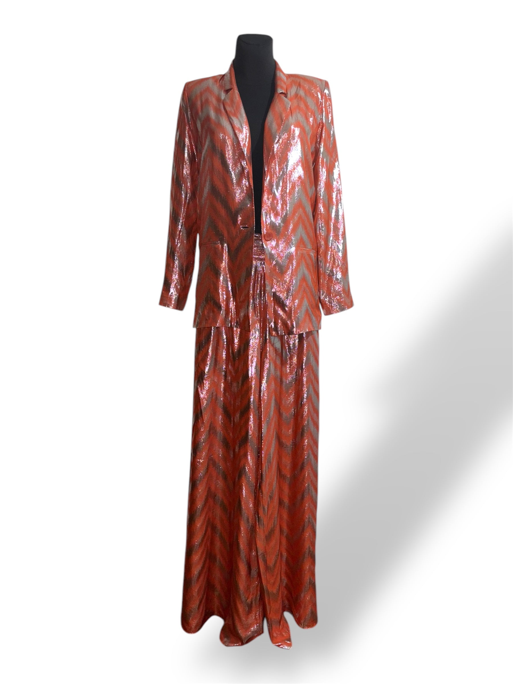 Traje de Adriana Iglesias de seda naranja y lurex