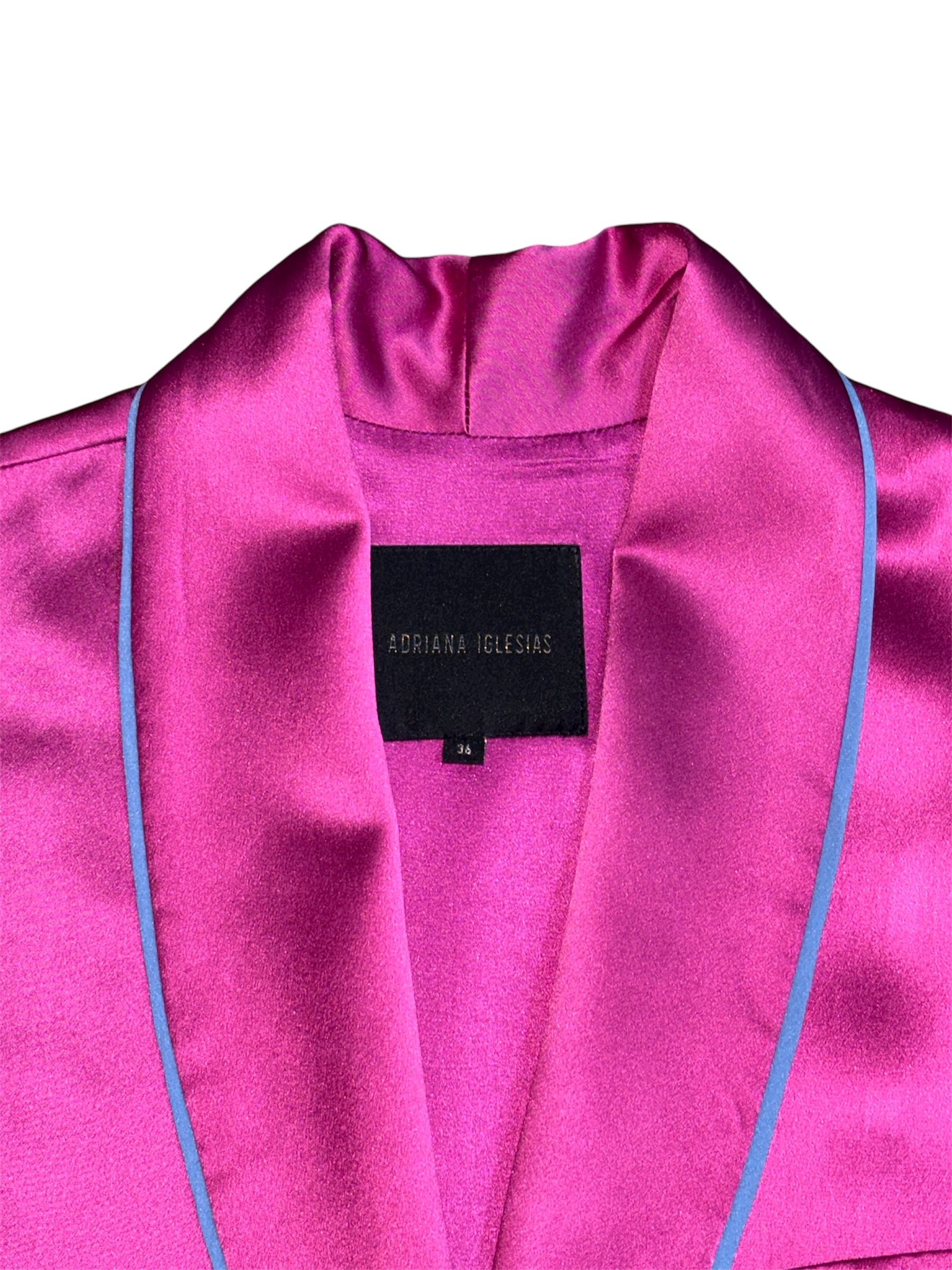 Conjunto de Adriana Iglesias de seda fucsia