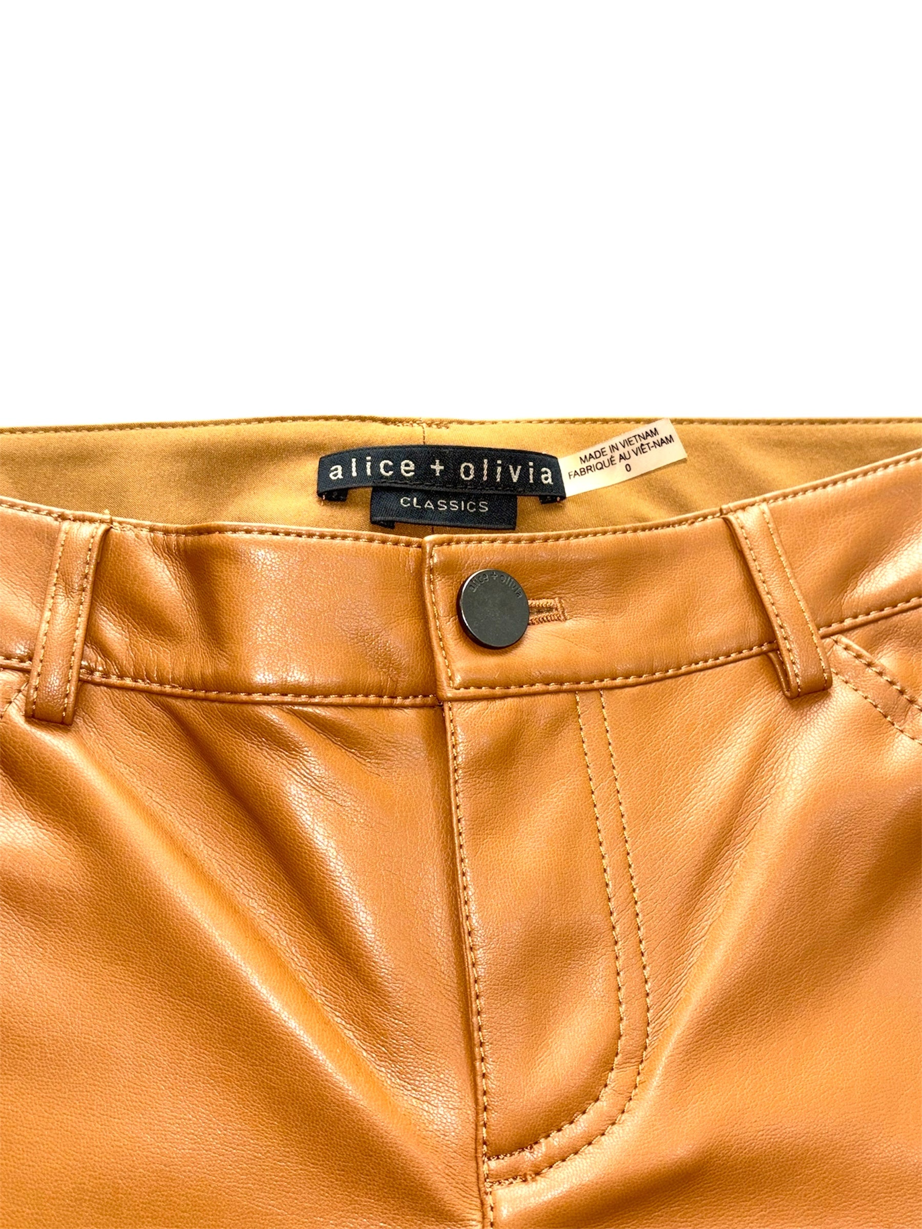 Pantalones Acampanados de cuero sintético de Alice + Olivia