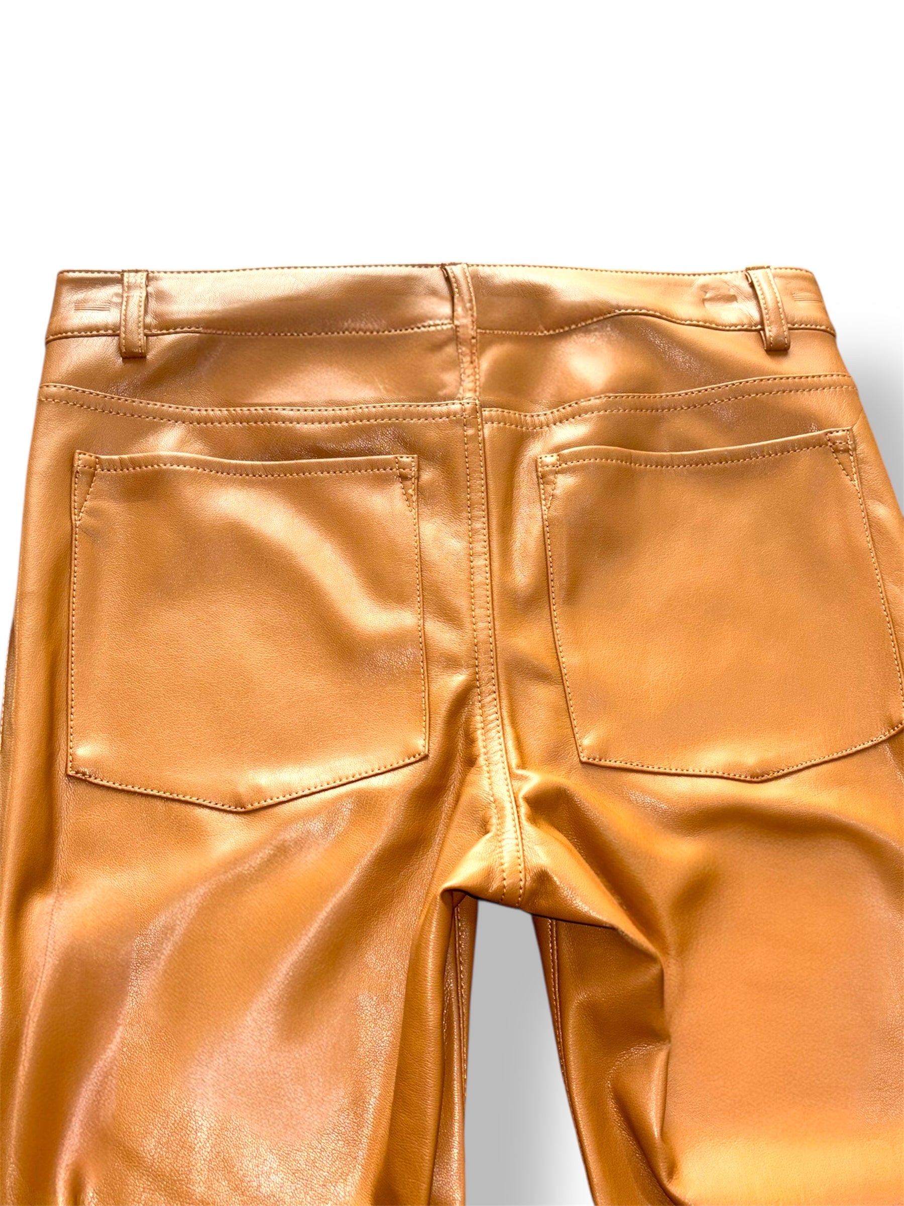 Pantalones Acampanados de cuero sintético de Alice + Olivia