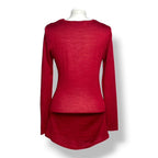 Top Balmain rojo con botones dorados en hombros estilo militar