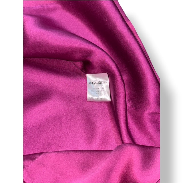 Conjunto de Adriana Iglesias de seda fucsia