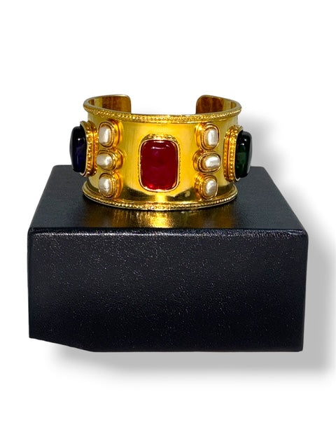Pulsera Tipo Puño Chanel Pre-Owned 1980/1990 con Piedras y Perlas