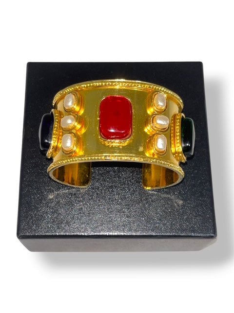 Pulsera Tipo Puño Chanel Pre-Owned 1980/1990 con Piedras y Perlas