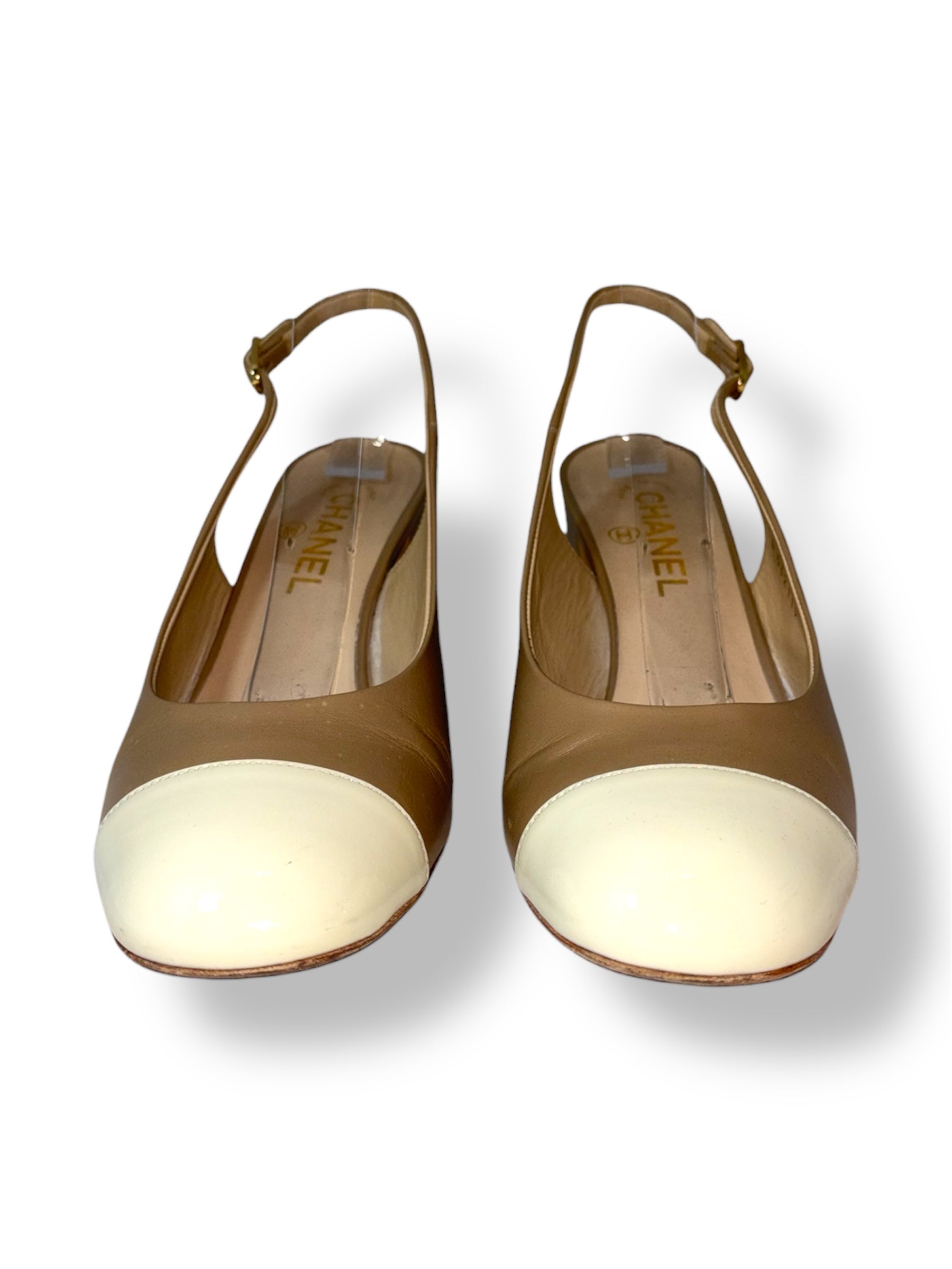 Zapatos Chanel bicolor beige y blanco destalonado