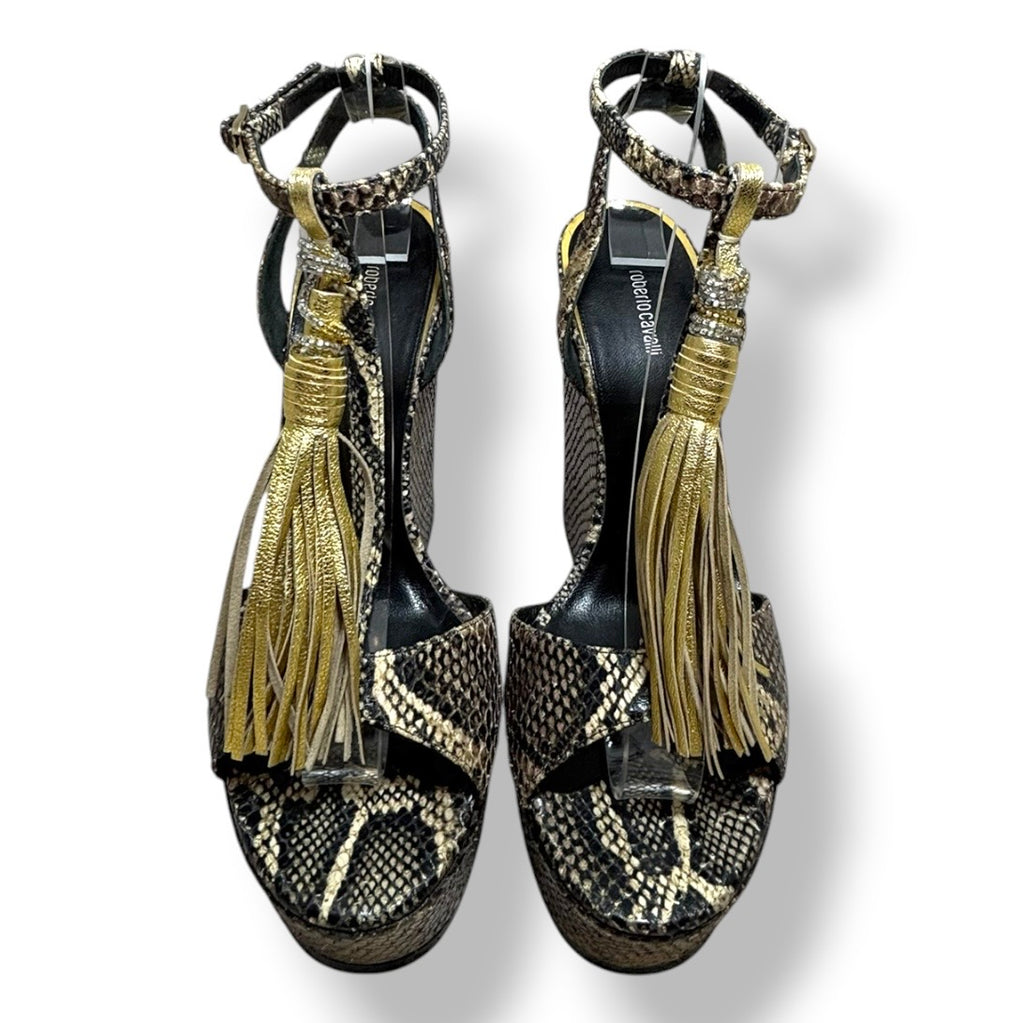 Sandalias de Cuña Roberto Cavalli en Piel de Serpiente y Borlas Doradas de Lujo