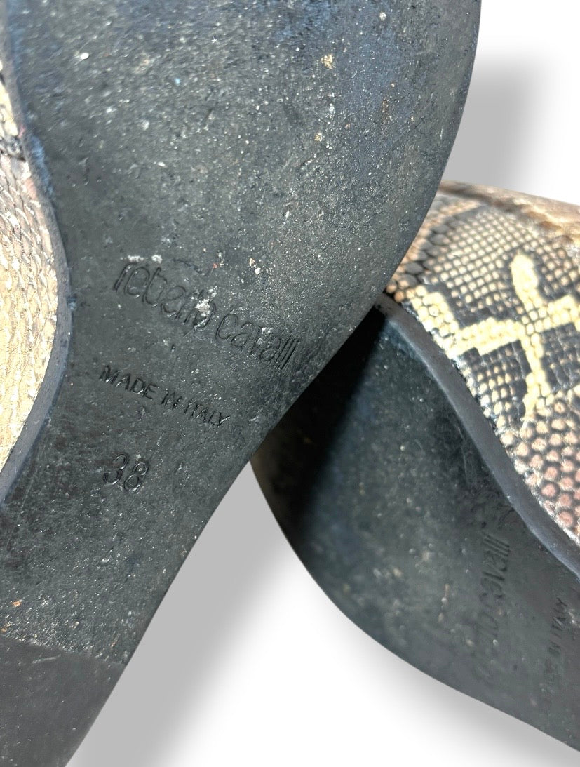 Sandalias de Cuña Roberto Cavalli en Piel de Serpiente y Borlas Doradas de Lujo