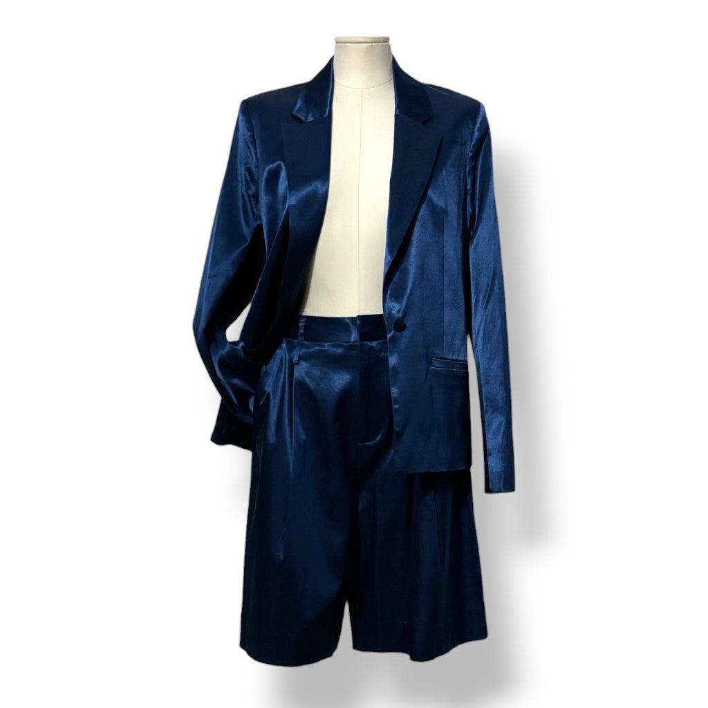Traje de Dos Piezas STAUD en Satén Azul Marino (Blazer y Bermuda)