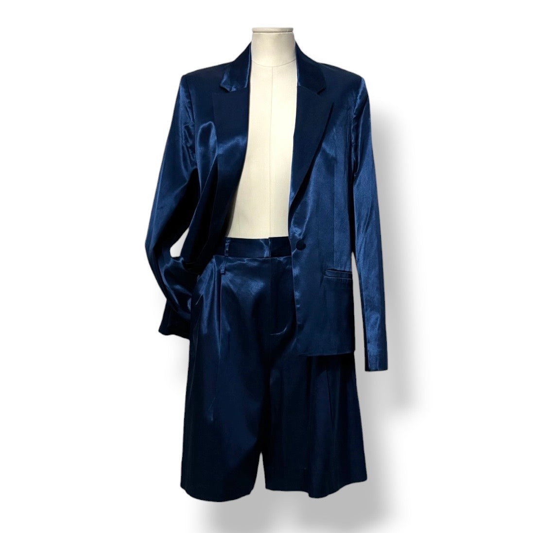 Traje de Dos Piezas STAUD en Satén Azul Marino (Blazer y Bermuda)