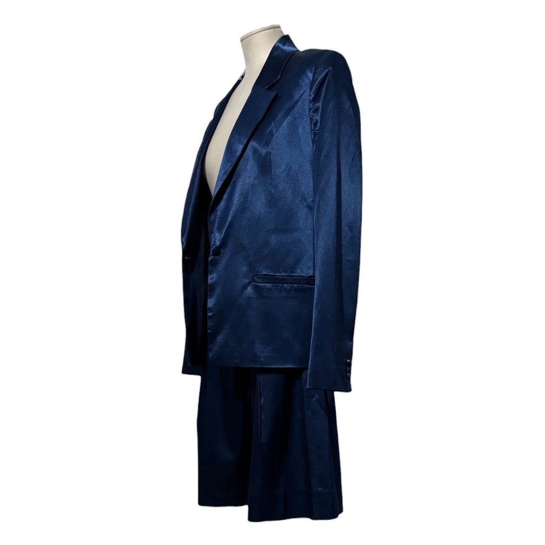 Traje de Dos Piezas STAUD en Satén Azul Marino (Blazer y Bermuda)