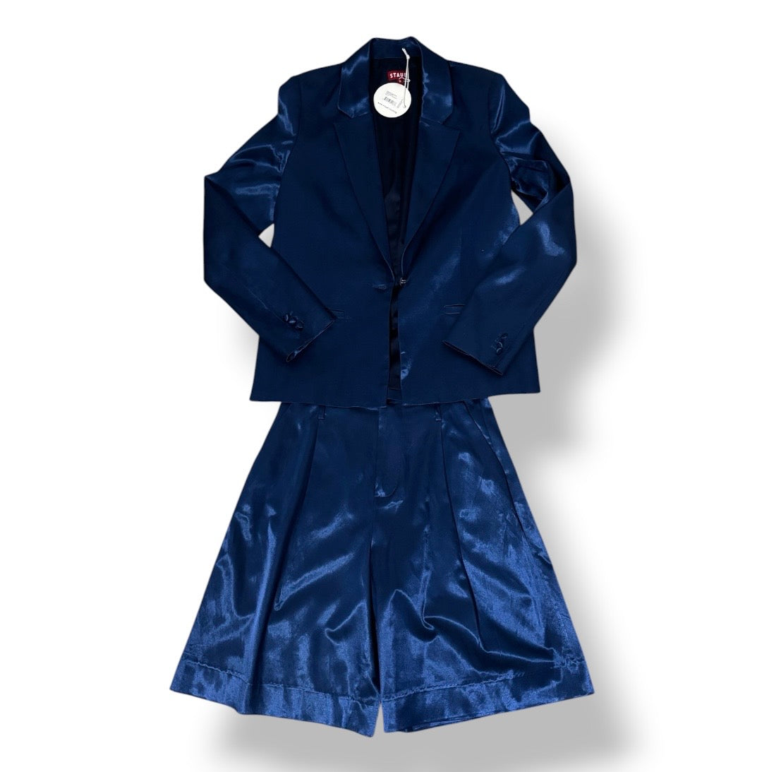 Traje de Dos Piezas STAUD en Satén Azul Marino (Blazer y Bermuda)