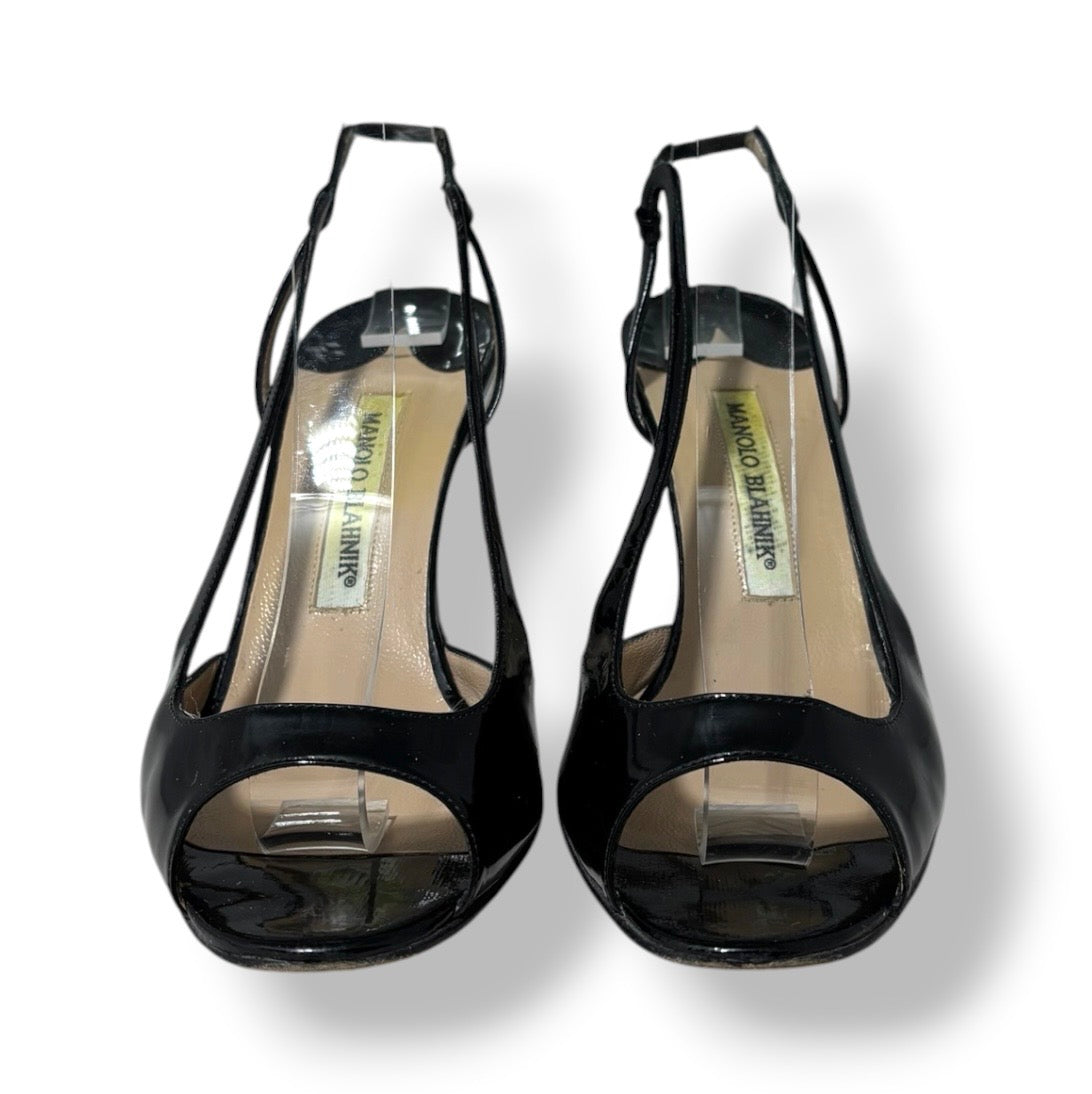 Zapatos de Tacón Manolo Blahnik Peep Toe Destalonados – Charol Negro de Lujo