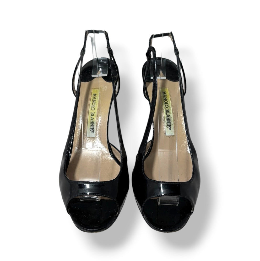 Zapatos de Tacón Manolo Blahnik Peep Toe Destalonados – Charol Negro de Lujo