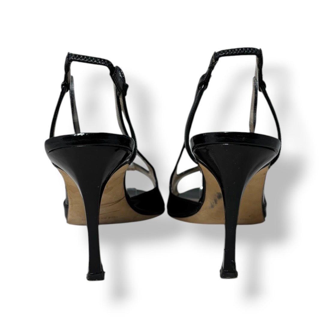Zapatos de Tacón Manolo Blahnik Peep Toe Destalonados – Charol Negro de Lujo