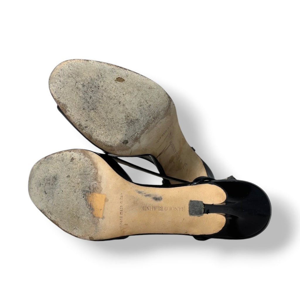 Zapatos de Tacón Manolo Blahnik Peep Toe Destalonados – Charol Negro de Lujo