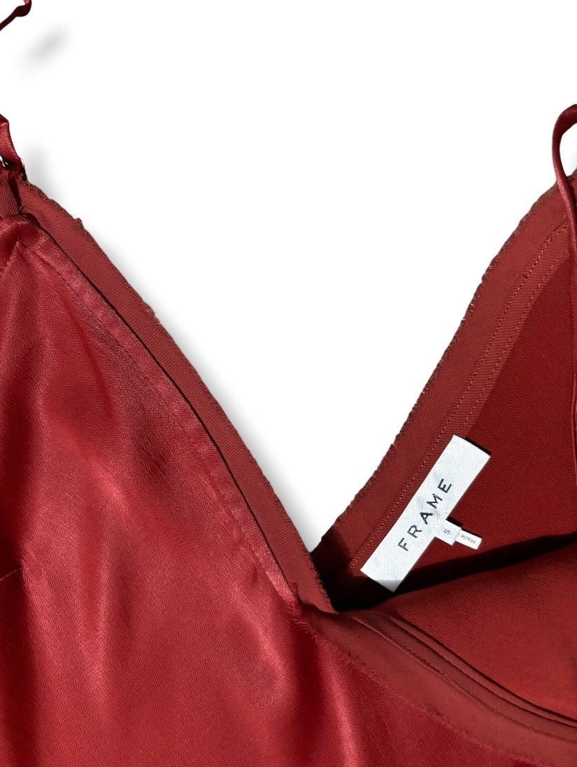 Eleva tu estilo con el Top Lencero Frame en Color Burdeos
