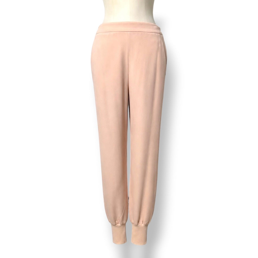 Pantalón Jogger Stella McCartney en Rosa Empolvado: Lujo Sostenible y Confort Premium