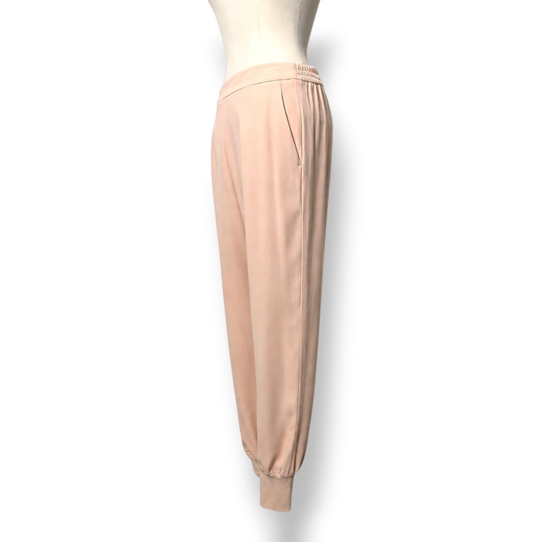 Pantalón Jogger Stella McCartney en Rosa Empolvado: Lujo Sostenible y Confort Premium