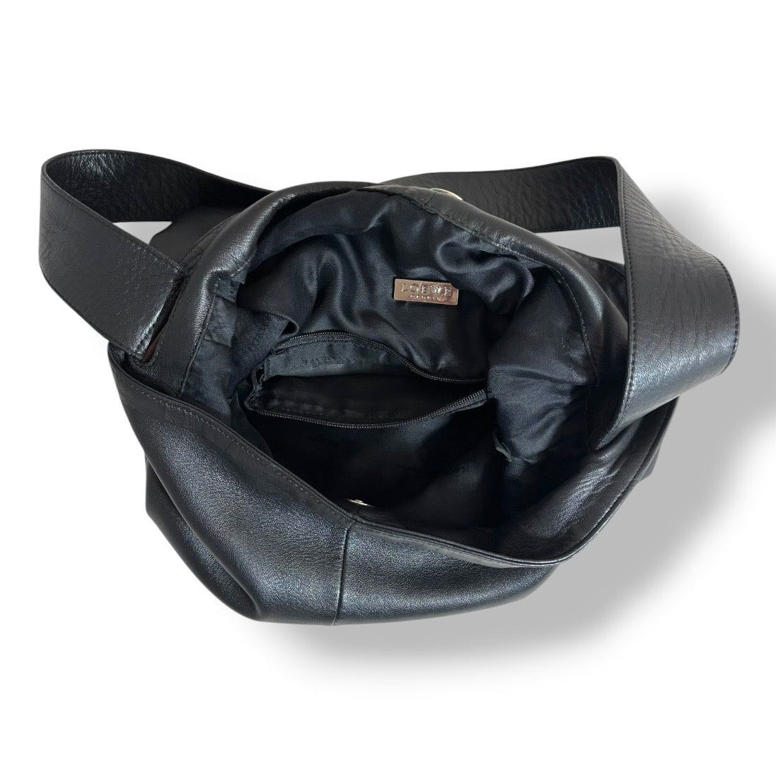 Bolso de Hombro Hobo Loewe en Piel Napa Negra: Elegancia Minimalista Vintage
