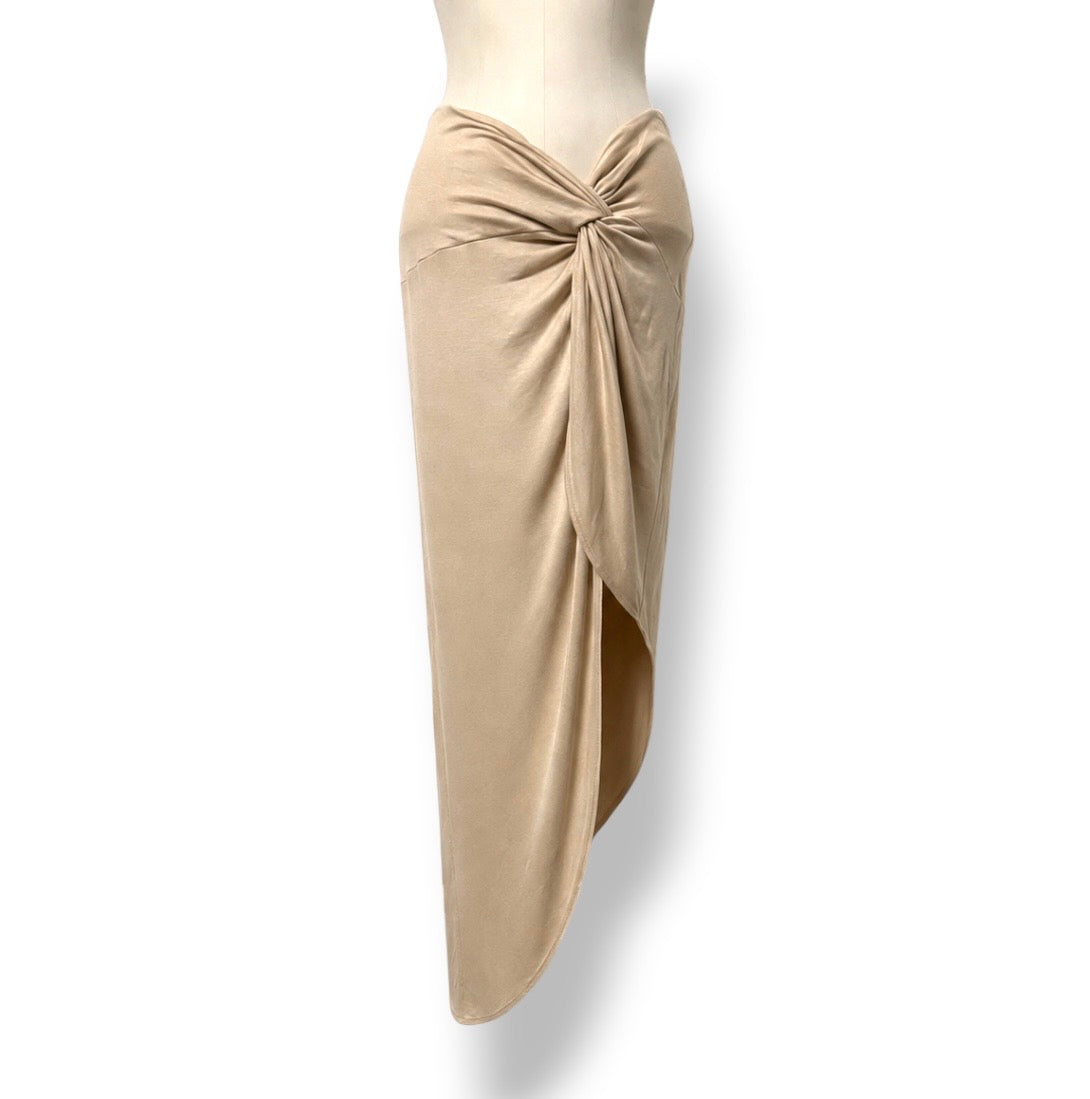 Falda Maxi Drapeada con Nudo de Marika Vera – Sensualidad y Elegancia Asimétrica