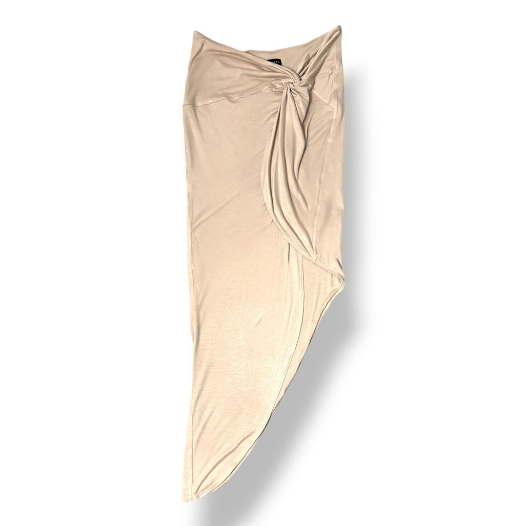 Falda Maxi Drapeada con Nudo de Marika Vera – Sensualidad y Elegancia Asimétrica