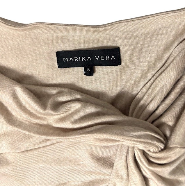 Falda Maxi Drapeada con Nudo de Marika Vera – Sensualidad y Elegancia Asimétrica