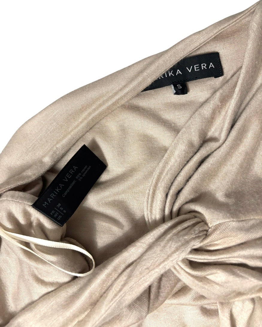 Falda Maxi Drapeada con Nudo de Marika Vera – Sensualidad y Elegancia Asimétrica