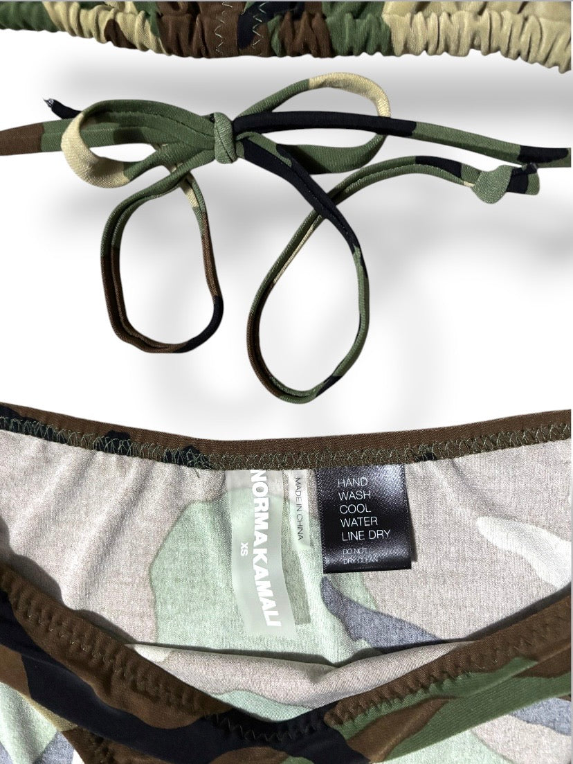 Bikini de Dos Piezas Norma Kamali en Estampado Camuflaje Olive Camo