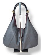 Bolso Loewe modelo Madrid Hobo de piel gris