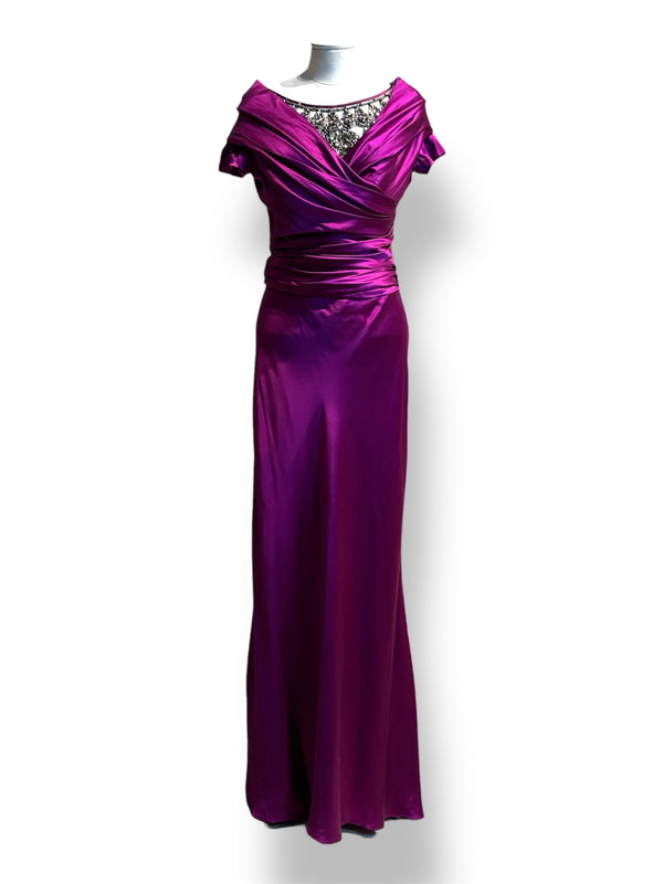 Vestido de noche Moschino en satén fucsia con escote joya bordado