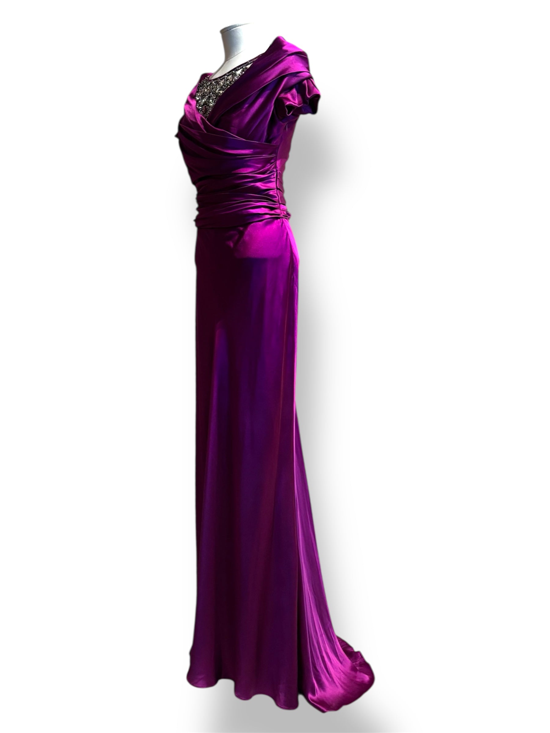 Vestido de noche Moschino en satén fucsia con escote joya bordado