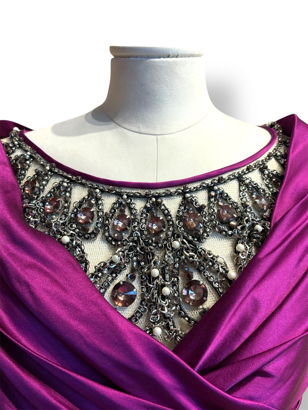 Vestido de noche Moschino en satén fucsia con escote joya bordado