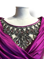 Vestido de noche Moschino en satén fucsia con escote joya bordado