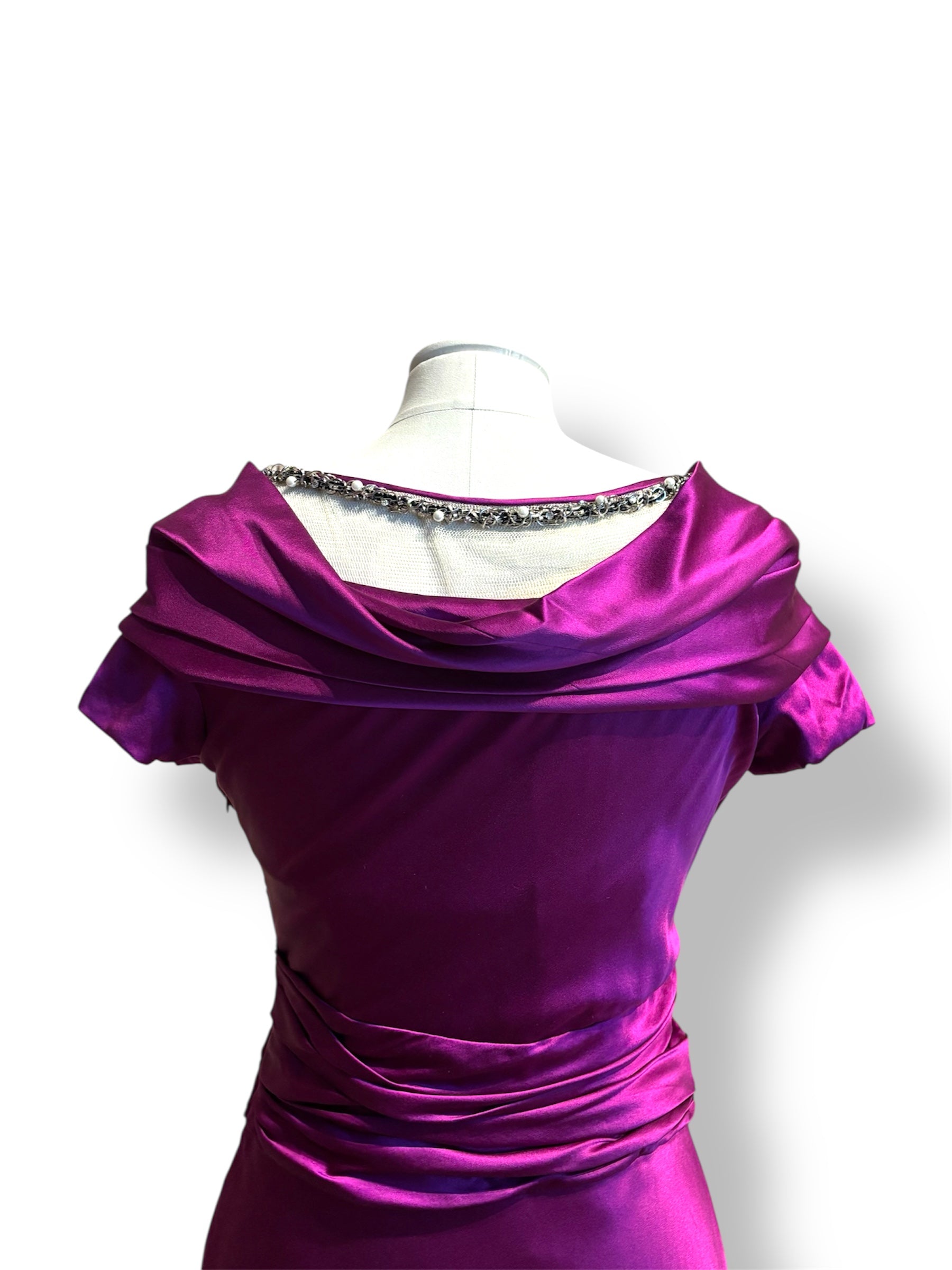 Vestido de noche Moschino en satén fucsia con escote joya bordado