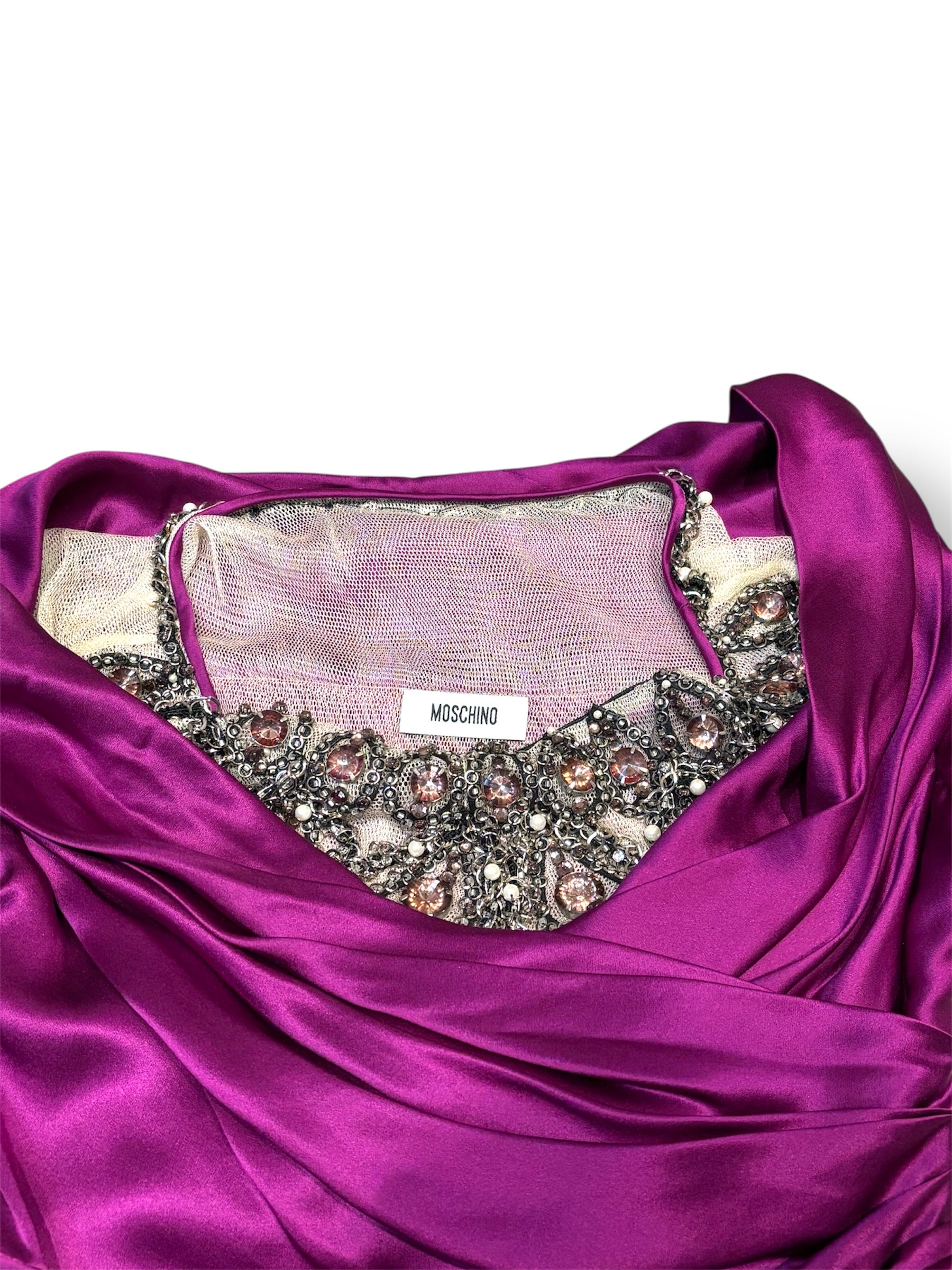 Vestido de noche Moschino en satén fucsia con escote joya bordado