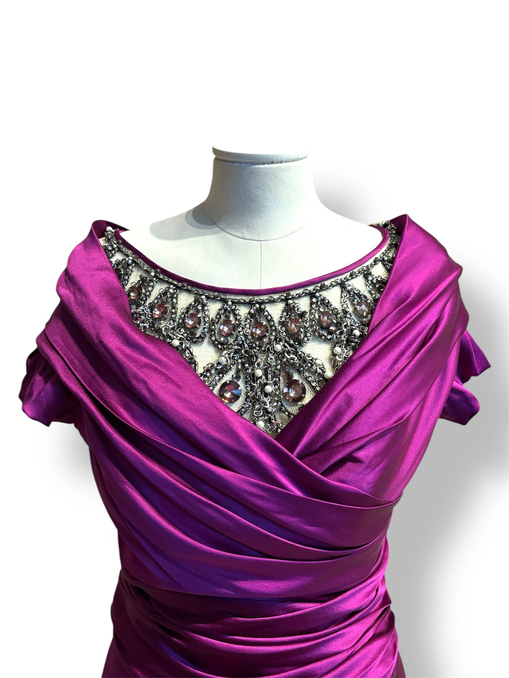 Vestido de noche Moschino en satén fucsia con escote joya bordado