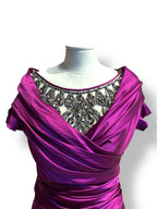 Vestido de noche Moschino en satén fucsia con escote joya bordado