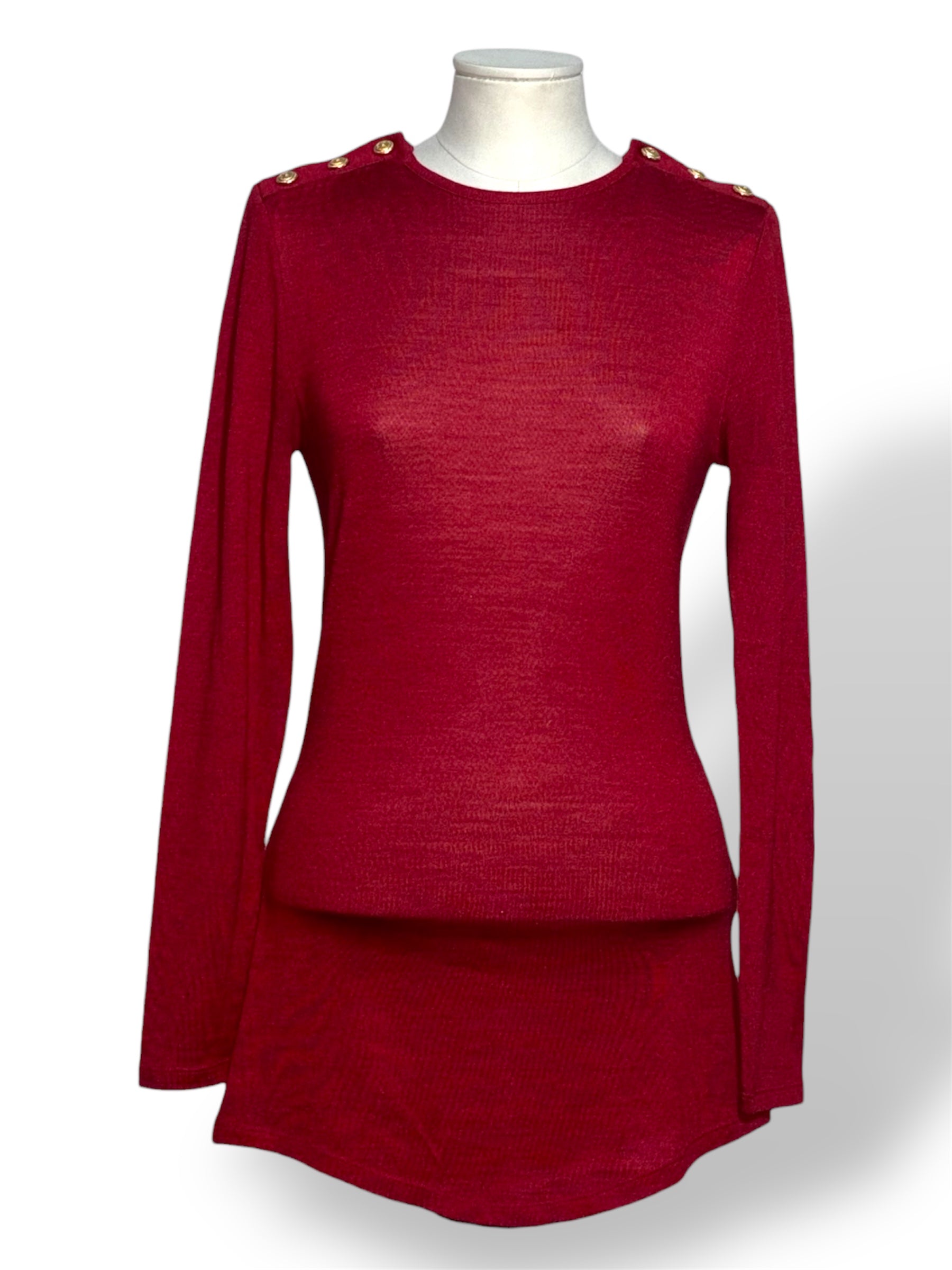 Top Balmain rojo con botones dorados en hombros estilo militar