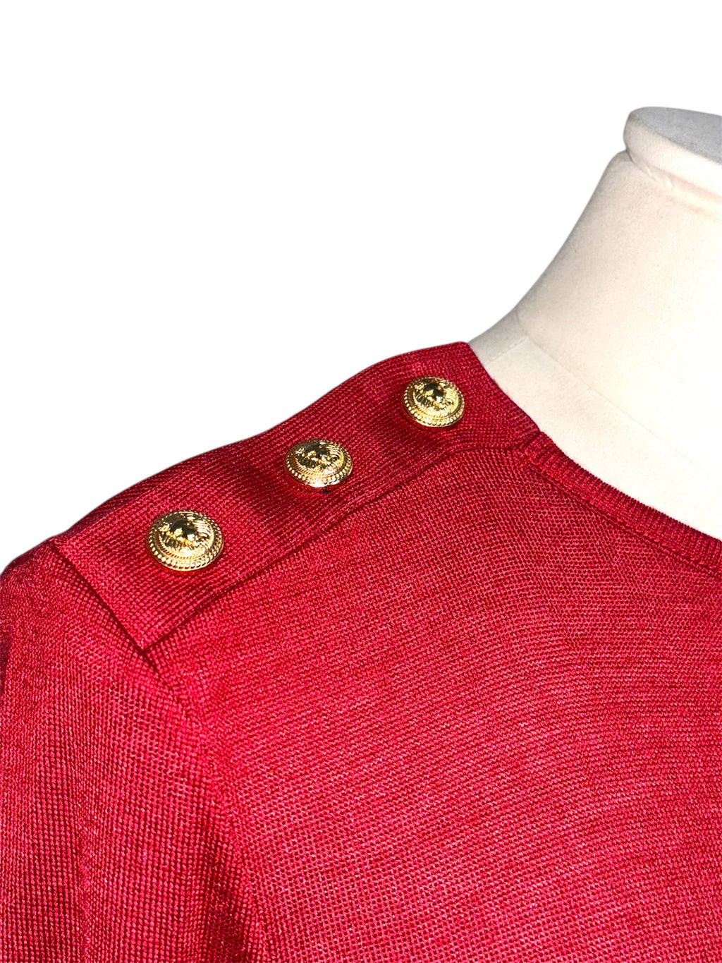 Top Balmain rojo con botones dorados en hombros estilo militar